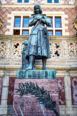 Fototapeta na wymiar Estatua en bronce homenaje a Juana de Arco en Orleans, Francia