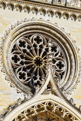 Obraz premium Primer plano de hermoso rosetón en la catedral gótica de Orleans, Francia