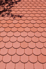 Rotes Ziegeldach mit runden Bieberschwanzziegel.
Red tile roof with round beaver tail tiles.