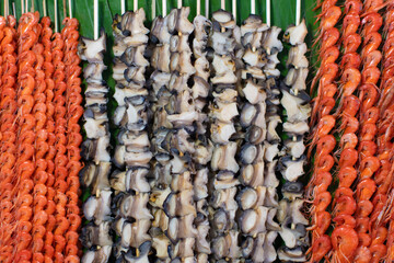Chiang Khan Walking Street: Local food, shredded shrimp, rice mussels, grilled skewers, arranged on a tray