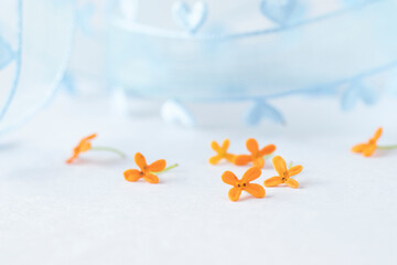 水色のハートのリボンとキンモクセイの花