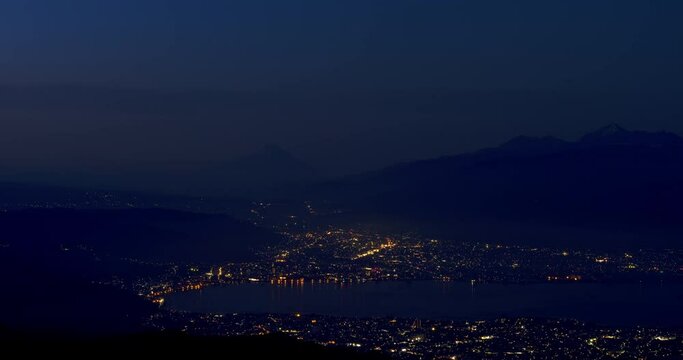 タイムラプス - 夜明けの富士山と諏訪湖 麓の街 高ボッチ高原 ズームイン