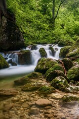 Kleiner Wasserfall im Wald