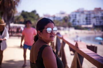 Chica latina paseando por Puerto Banus en Marbella