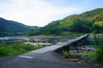 Fototapeta premium Shimanto River Valley and Nagaoi Sinking bridge in Kochi, Shikoku, Japan - 日本 四国 高知 四万十川 長生沈下橋
