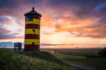 Sonnenaufgang am Pilsumer Leuchtturm an der Nordseeküste