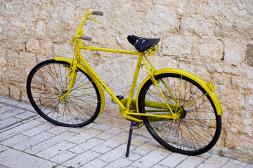 Fototapeta na wymiar Old vintage bicycle near the wall