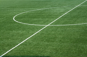 Obraz premium The geometric shapes drawn by the white lines of a football field.