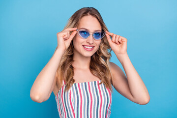 Photo portrait blonde woman wearing sunglass smiling happy isolated pastel blue color background