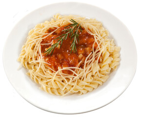 Macarrão parafuso com tirinhas de queijo parmesão e molho de tomate com pedaços de carne. No prato em fundo branco para recorte.