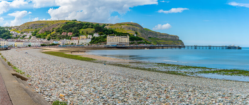 View of Llandudno Pier and the Great Orme in background from promenade, Llandudno, Conwy County, North Wales