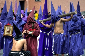 Fototapeta na wymiar Procesión de cucuruchos cones procession