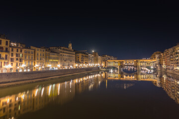 Fototapeta na wymiar Nocne miasto nad rzeką