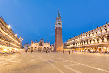 Plac w Wenecji wiecorem