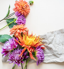 Blumenstrauß mit Dahlien lila, pink, orange 