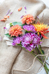 Blumenstrauß mit Dahlien lila, pink, orange 