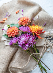 Blumenstrauß mit Dahlien lila, pink, orange 