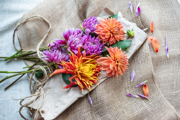 Blumenstrauß mit Dahlien lila, pink, orange 