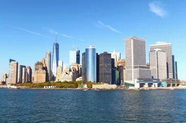 Naklejka premium landscape view of lower manhattan on sunny day with beautiful clear blue sky background