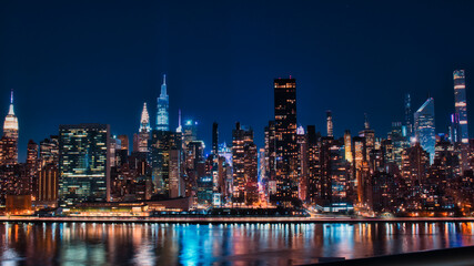 Naklejka premium New York: Neon City of Dreams