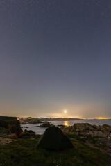 Obraz premium Summer night with milky way, crescent moon and Perseids on the coast!