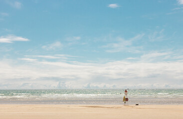 Fototapeta na wymiar chaise haute de maître nageur sur une plage de bretagne en été