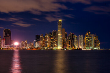 Fototapeta na wymiar Panama City Arquitecture Night View bay