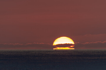 Obraz premium Sunset sequence at sea with spectacular colors!