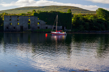 Fototapeta premium Boat moored in front of the ruined building