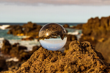 Costa de la isla de Tenerife reflejado en una bola de cristal