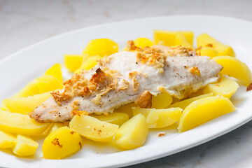 zander on garlic served with cooked potatoes