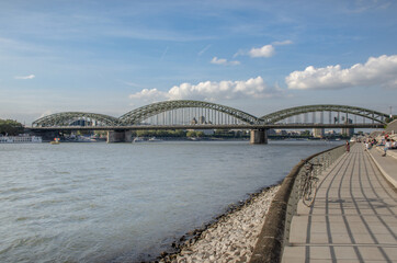 Die Hohenzollernbrücke ist eine Brücke über den Rhein in Köln in Höhe von Stromkilometer 688,5. 