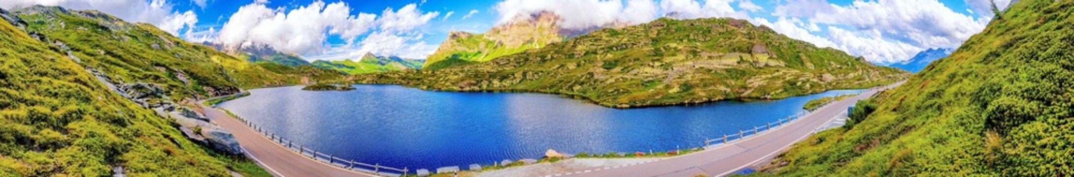 San-Bernardino-Pass mit Hospiz und See zwischen Graub&uuml;nden und Tessin in den Alpen, Schweiz