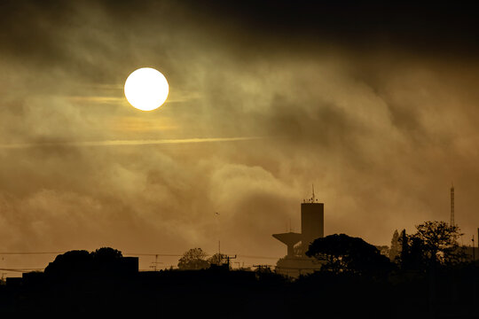 Nascer do Sol encoberto por neblina densa deixando o amanhecer num clima misterioso na paisagem urbana de S&atilde;o Carlos S&atilde;o Paulo