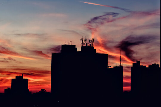 Silhueta de pr&eacute;dios na &aacute;rea urbana de S&atilde;o Carlos S&atilde;o Paulo com o c&eacute;u colorido pelo por do sol