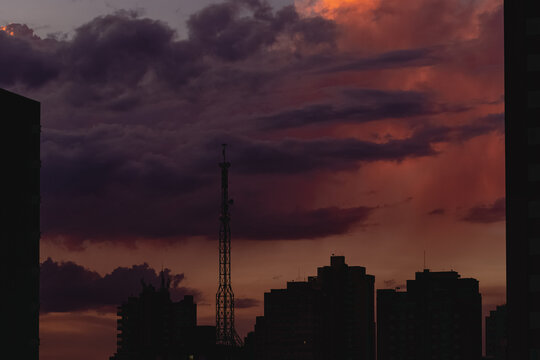 nuvens carregadas e coloridas em v&aacute;rias tonalidades devido ao por do sol sobre a cidade de S&atilde;o Carlos S&atilde;o Paulo
