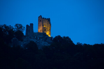 Fototapeta premium Königswinter, Burgruine auf dem Drachenfels bei Abend, angestrahlt