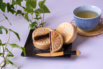 サクサクした触感で中身は甘い小豆のお菓子