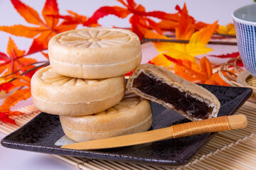 サクサクした触感で中身は甘い小豆のお菓子