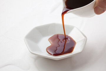 醬油　　注ぐ