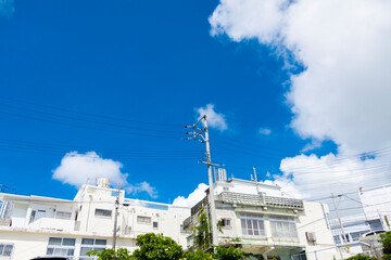 沖縄の空と白い家