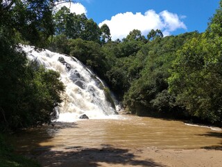 Cachoeira de Santa Rita no munic&iacute;pio de Bueno Brand&atilde;o, com sua queda de aproximadamente 20 metros proporciona um po&ccedil;o para banho.