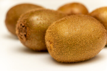 テーブルの上のキウイフルーツ