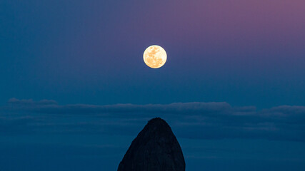Nascer da Lua sobre a Pedra da Agulha - Pancas - Espírito Santo - Brazil