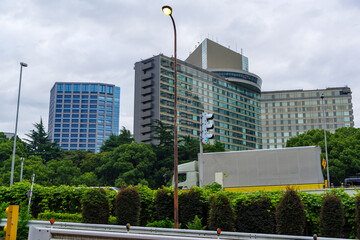高速道路をトラックが進む　紀伊国坂を上りながら臨む紀尾井町の風景
