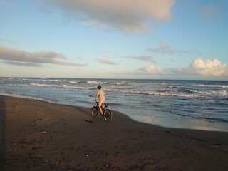 浜, 海, 砂, 海, 水, カップル, サマータイム, 女性, 惰性で進む, ウォーキング, バカンス, 人々, 空, 波, 旅行, 楽しい, 男の子, ファミリー, 自然, キッズ, 歩行, 休日, 岸, 愛, レジャー