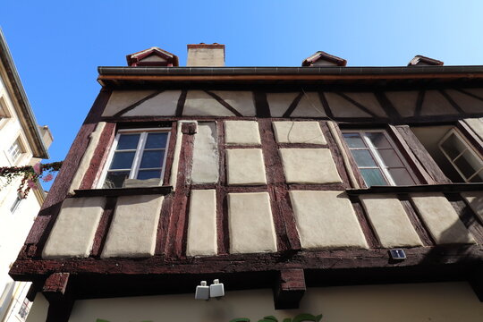 Maison typique, vue de l'exterieur, ville de Chalon sur Saone, departement de Saone et Loire, France