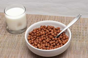 plato de cereal y vaso de leche 