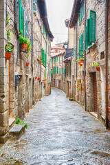 Fototapeta na wymiar Backstreet in an old Italian town