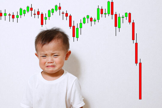 株価（チャート）の暴落に落胆する男の子